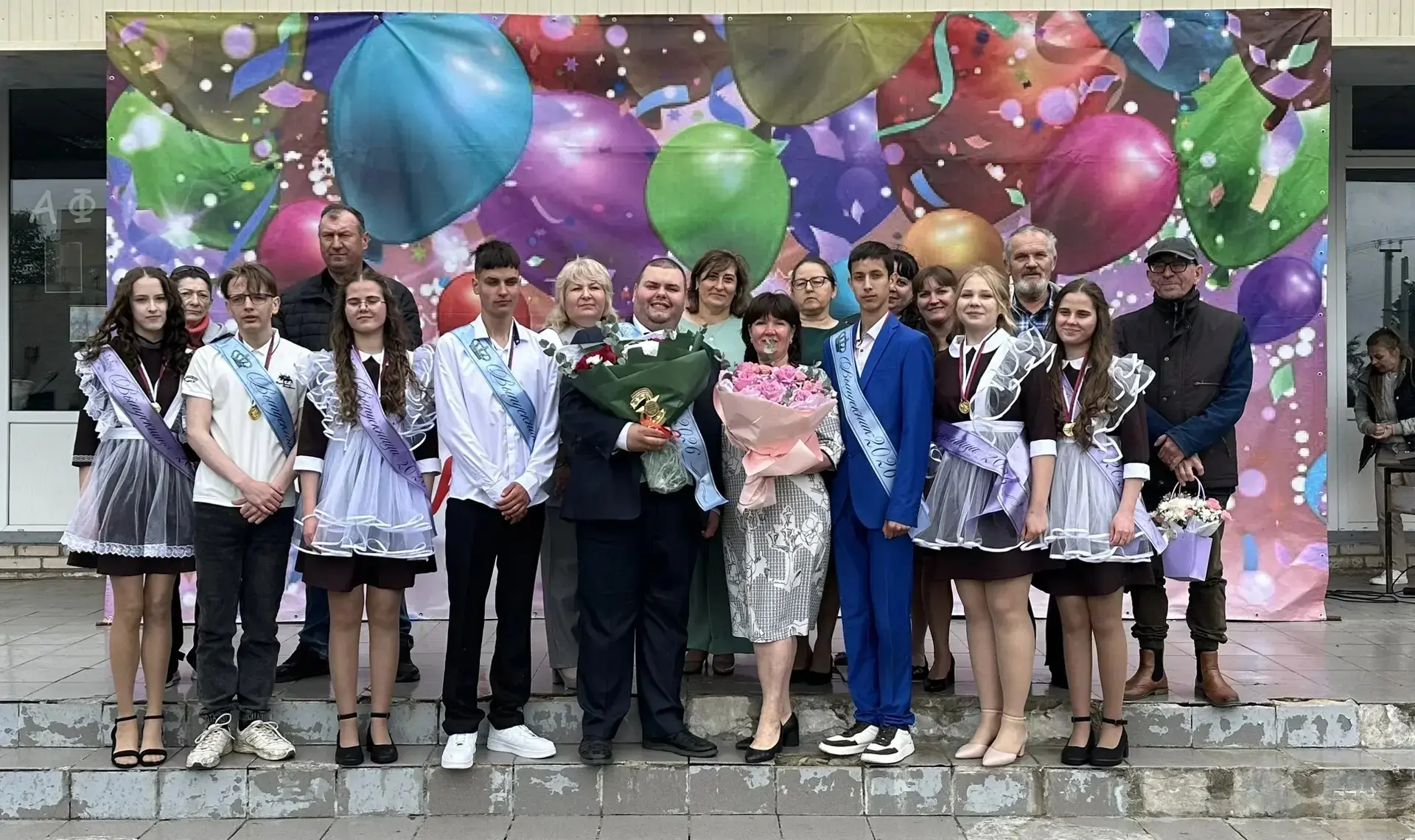 🔔🌿 ПОСЛЕДНИЙ ЗВОНОК — ПРОЩАНИЕ С ДЕТСТВОМ

В МОУ «Пчевская СОШ имени Садыка Джумабаева» состоялась