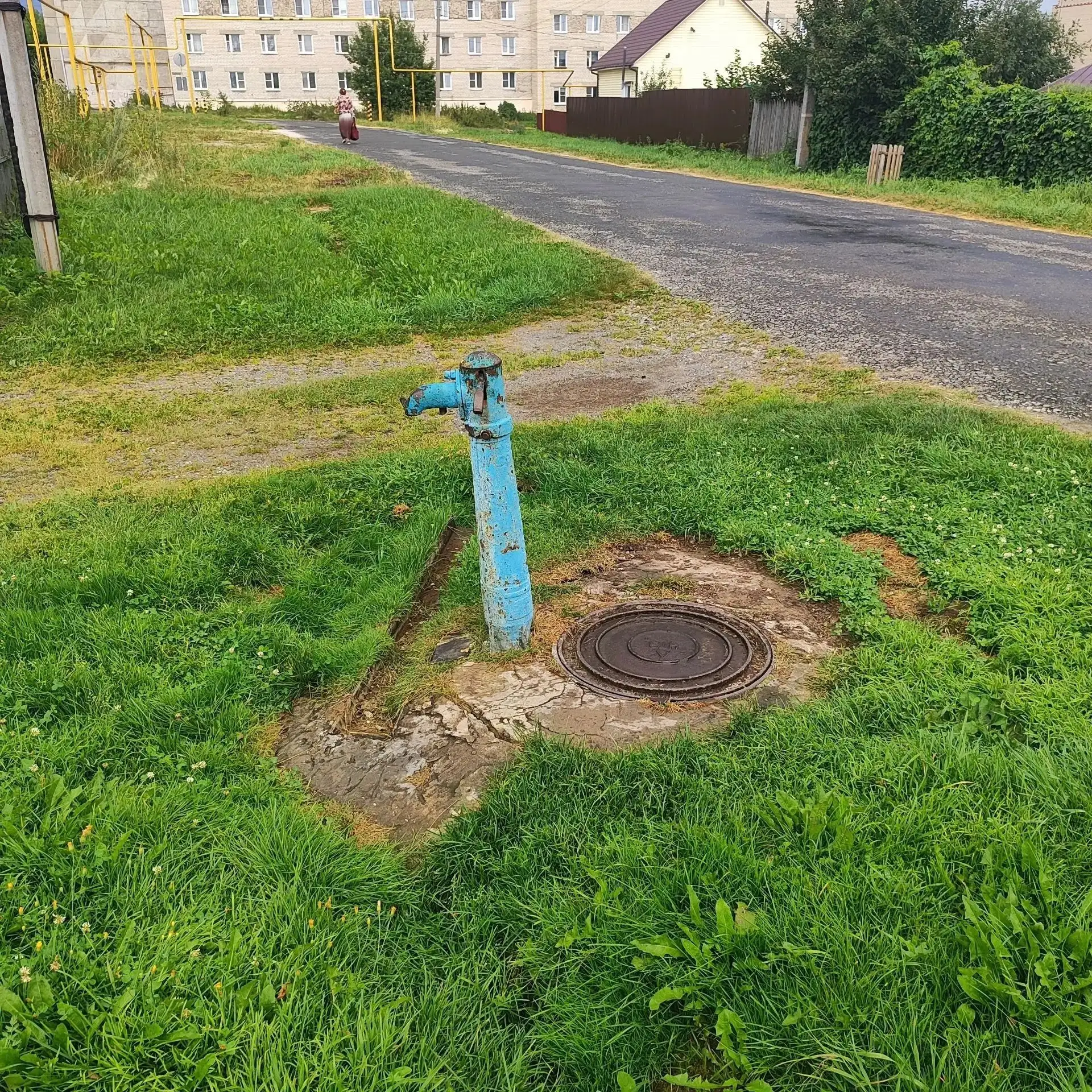 Почему никто не делает колонку? Люди уже 2 недели без воды. Обращались и в администраци...