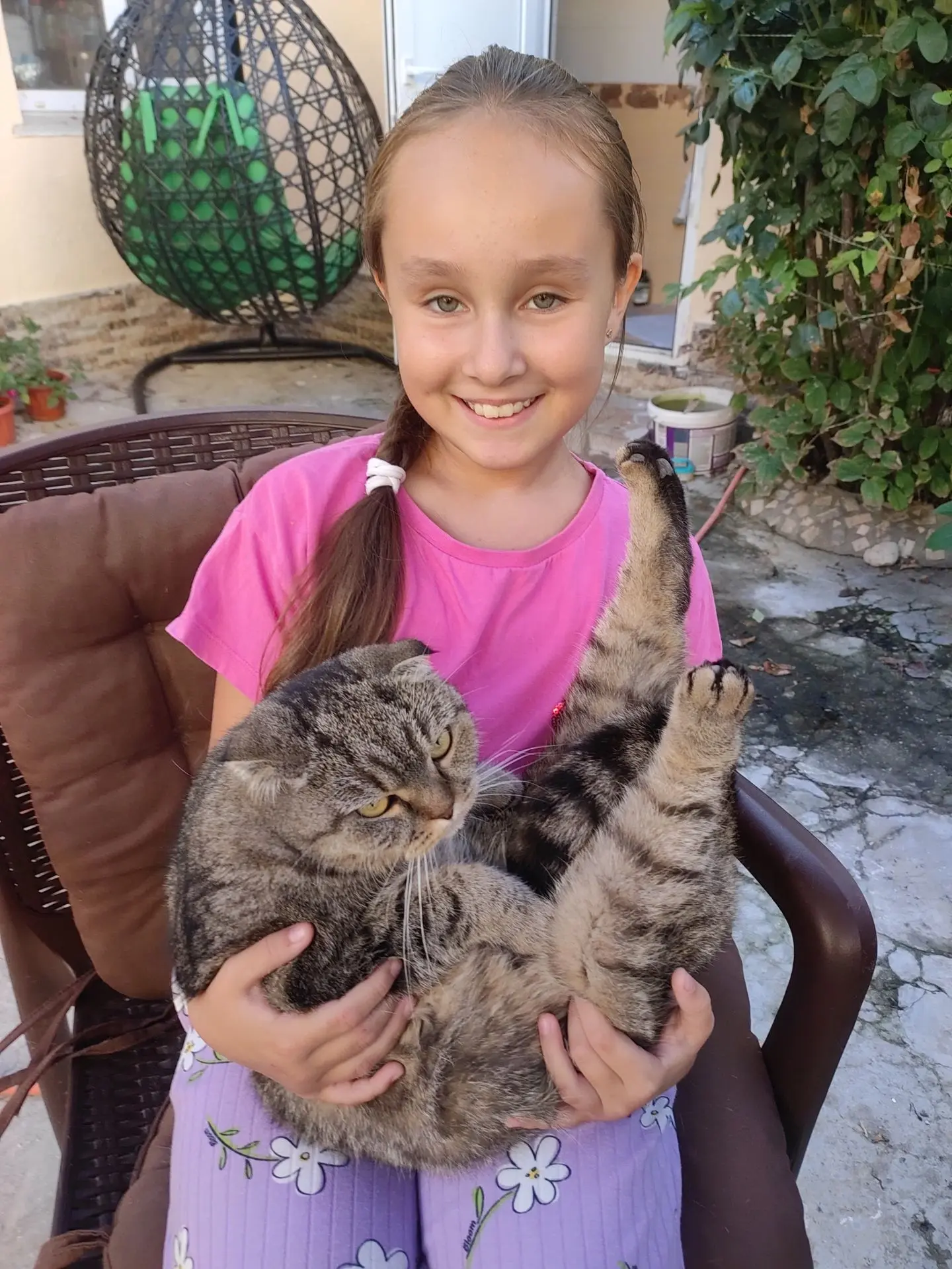 Селфи с котиком и соседкой.