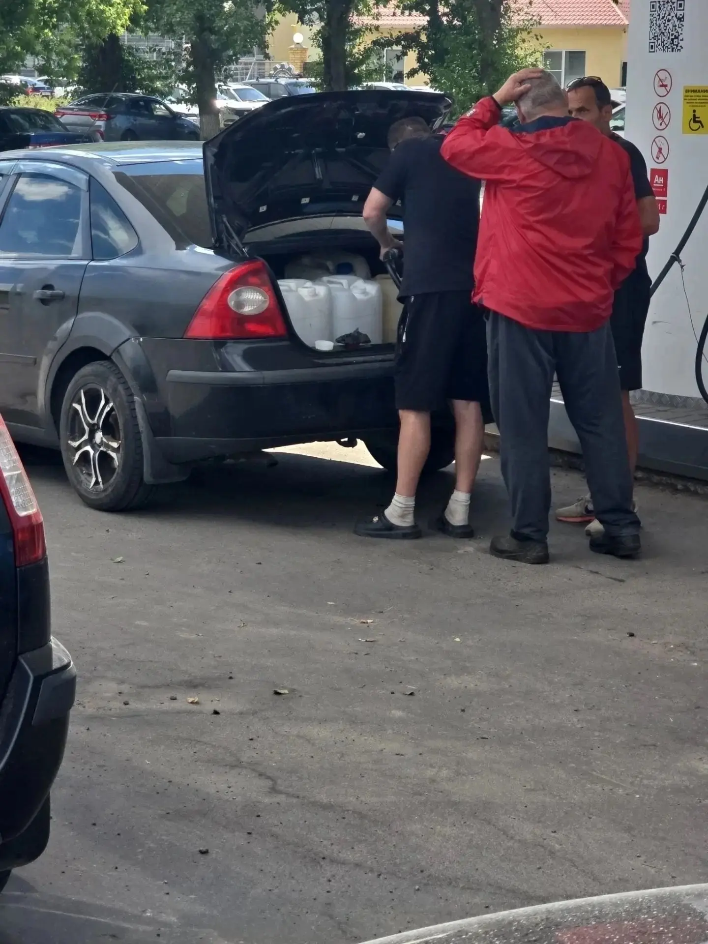 Народ уже запасается