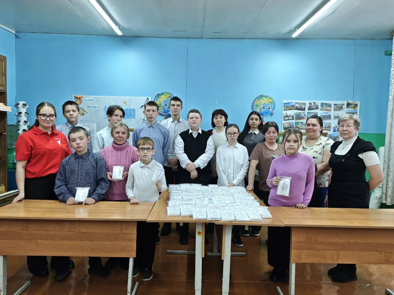 Семейный волонтерский час🤝

В стенах Степановской школы прошел замечательный семейный волонтерский 