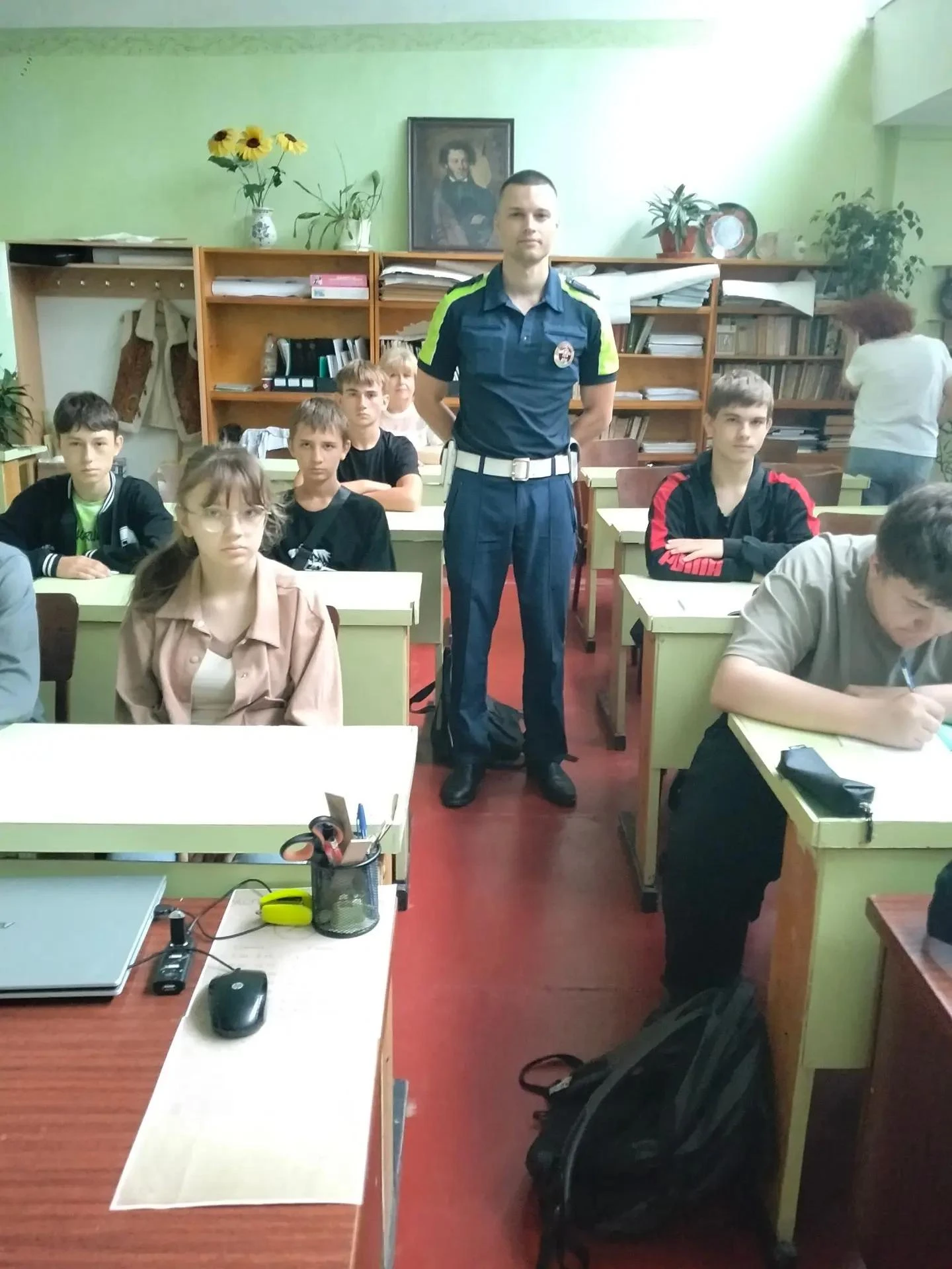 Внимание, дорога! В ГБОУ "Вечерняя (сменная) школа №1 г.о. Торез" стартовал месячник бе...