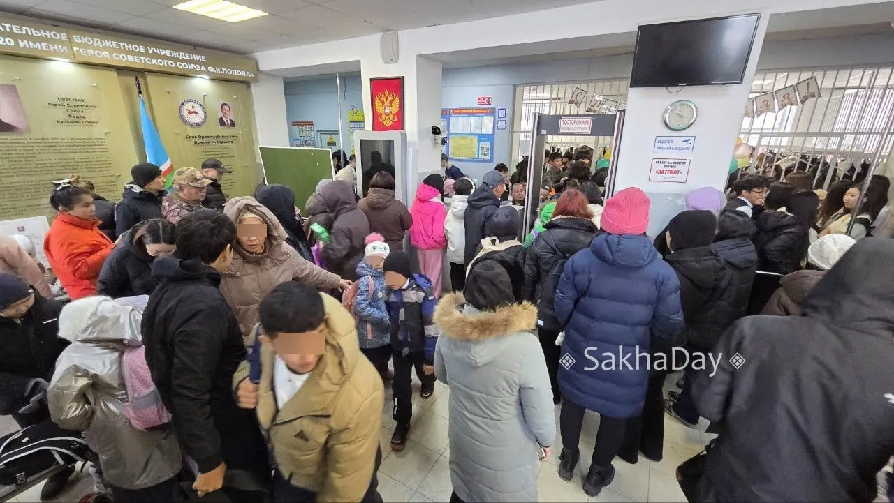 #пишут Постоянно давка в 20 школе. Входная дверь узкая, фойе не вмещает учеников, ещё и...