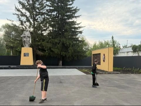 Чистота — это уважение к прошлому

29 июля волонтерский отряд «Пульс» МБОУ СОШ №1 р.п. Лунино имени 