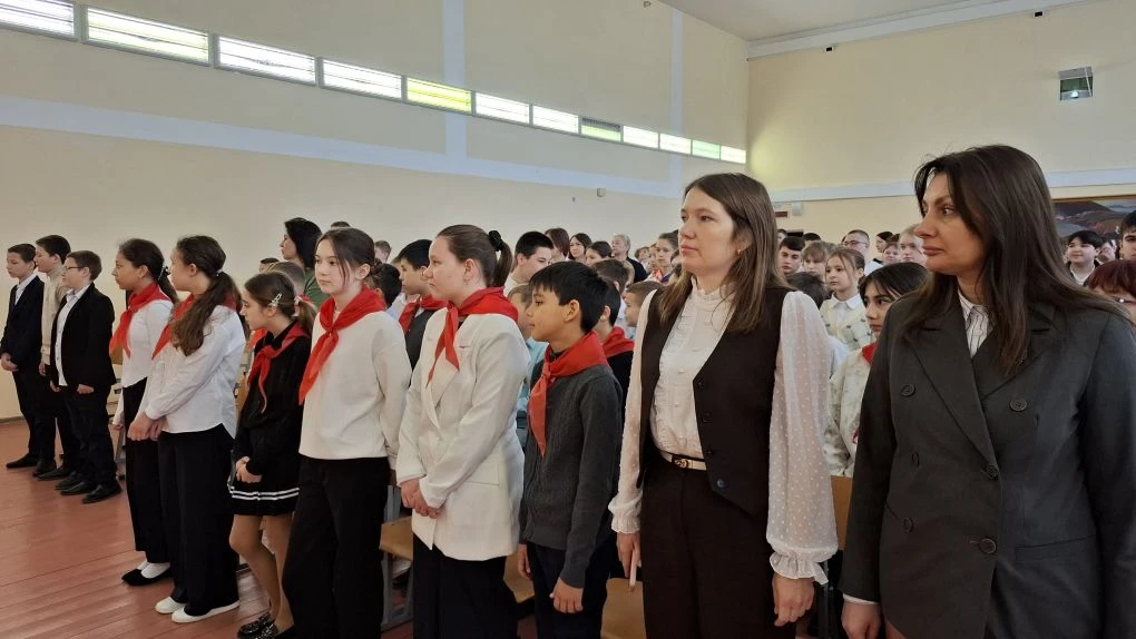 🇷🇺РАЗГОВОРЫ О ВАЖНОМ🇷🇺 
Утро понедельника 23 марта 2026 года в школе традиционно началось с торж
