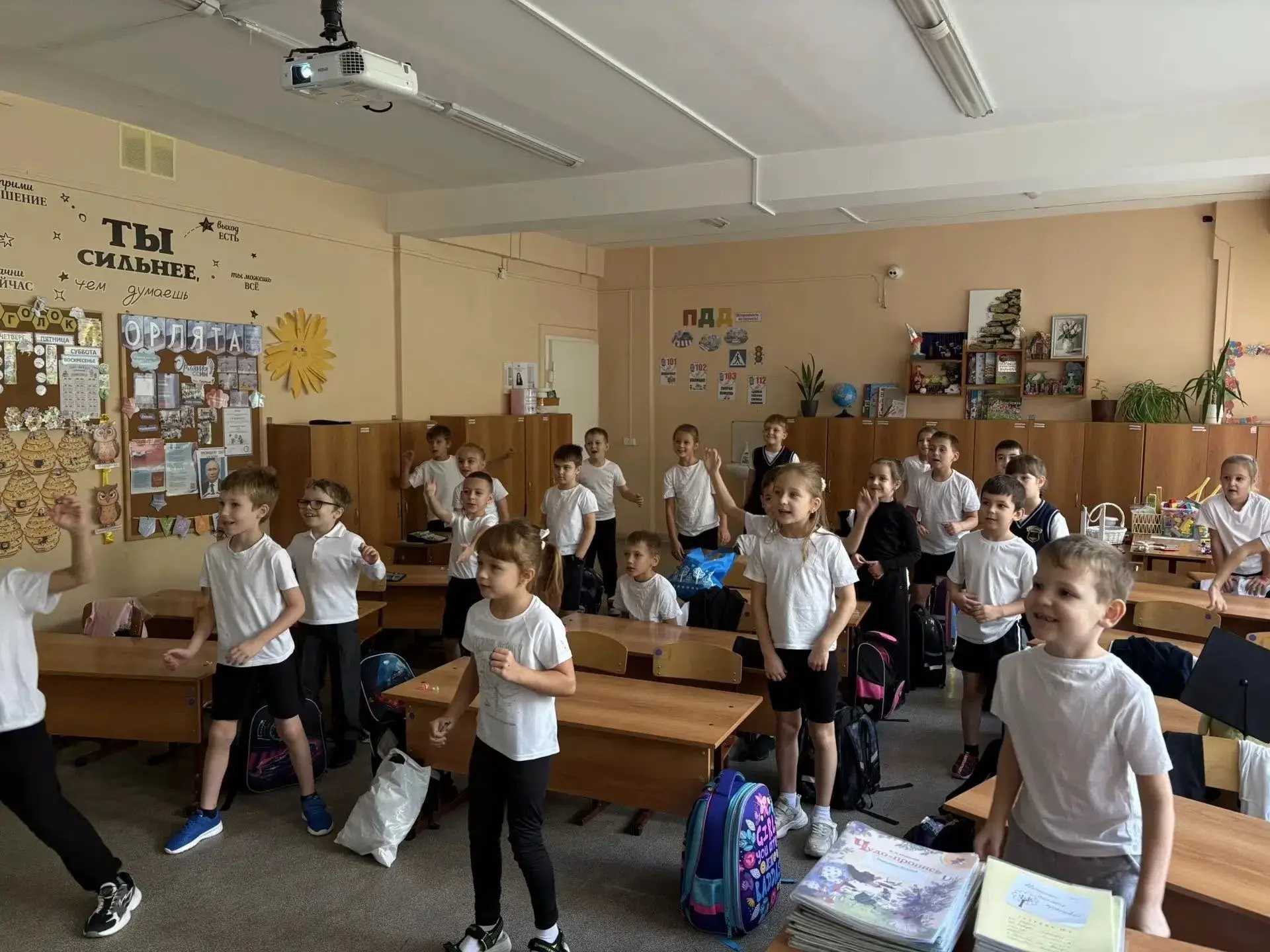 🇷🇺Обучающиеся 1 «А» и 1 «Б» классов МБОУ «Школа №6» под руководством учителей начальн...