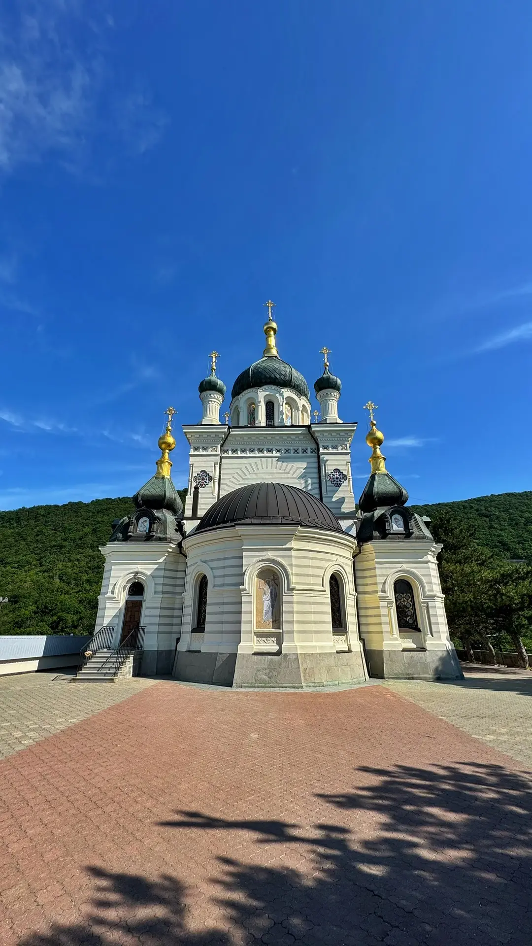 Это настоящие Крымские волшебные виды на Форосскую церковь. Захватывающие виды с обрыва...