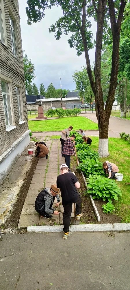 В школе продолжает работу трудовая бригада. На этой неделе к работе в 5-ой трудовой четверти приступ