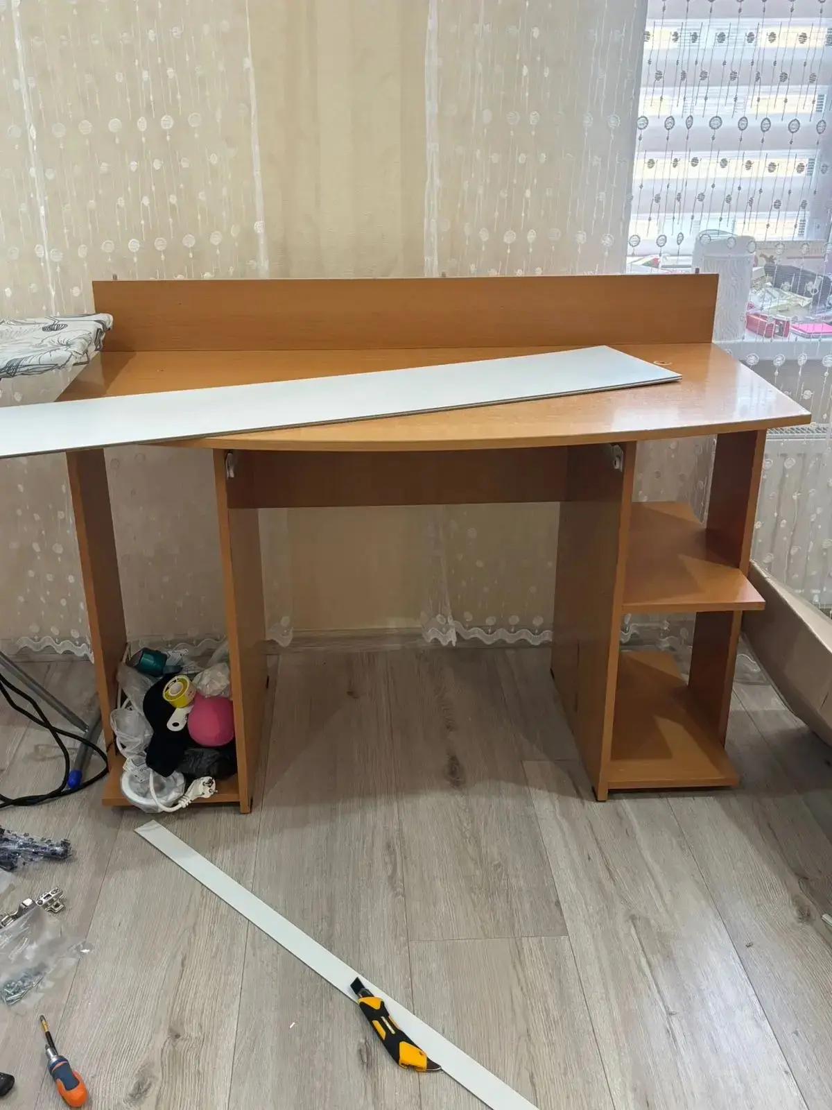 Отдаю даром стол. Сверху ещё есть подставка для компьютера. Сейчас он в разобранном сос...