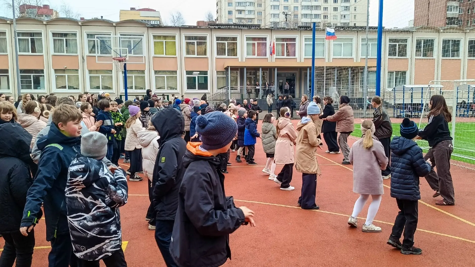 ☀️Бодрое утро в нашей школе!  Что может быть лучше зарядки на свежем воздухе? Только зарядка, котора