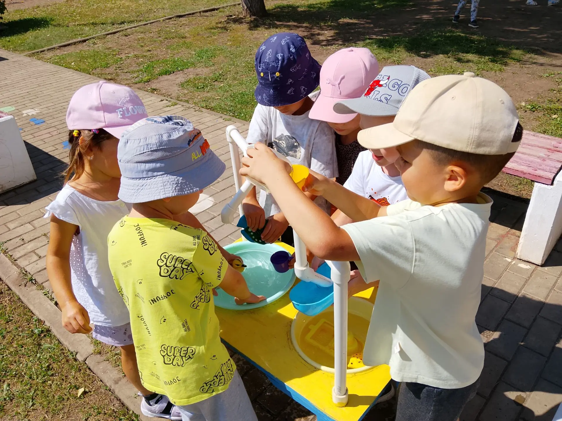На днях лето подарило нам отличную погоду🌞 Ребята группы "Звездочёты" хорошо провели время 👍.... и