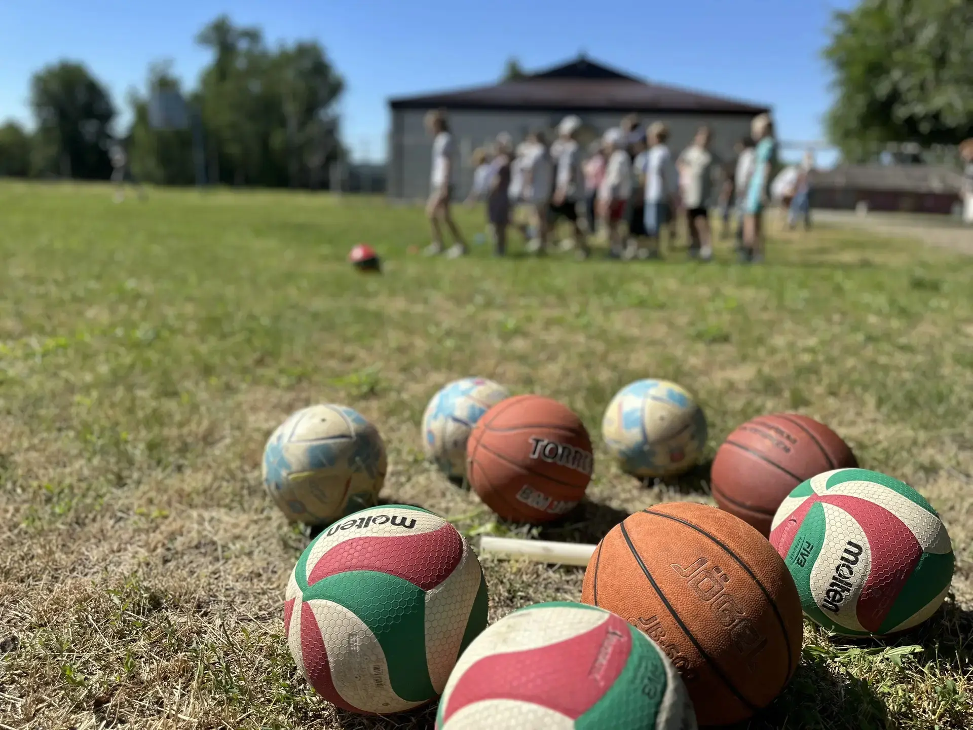 Сотни пузырей в небо и море спорта! 🎈🏃‍♂️ 

Сегодня в нашем лагере «Мы — россияне» был день, котор