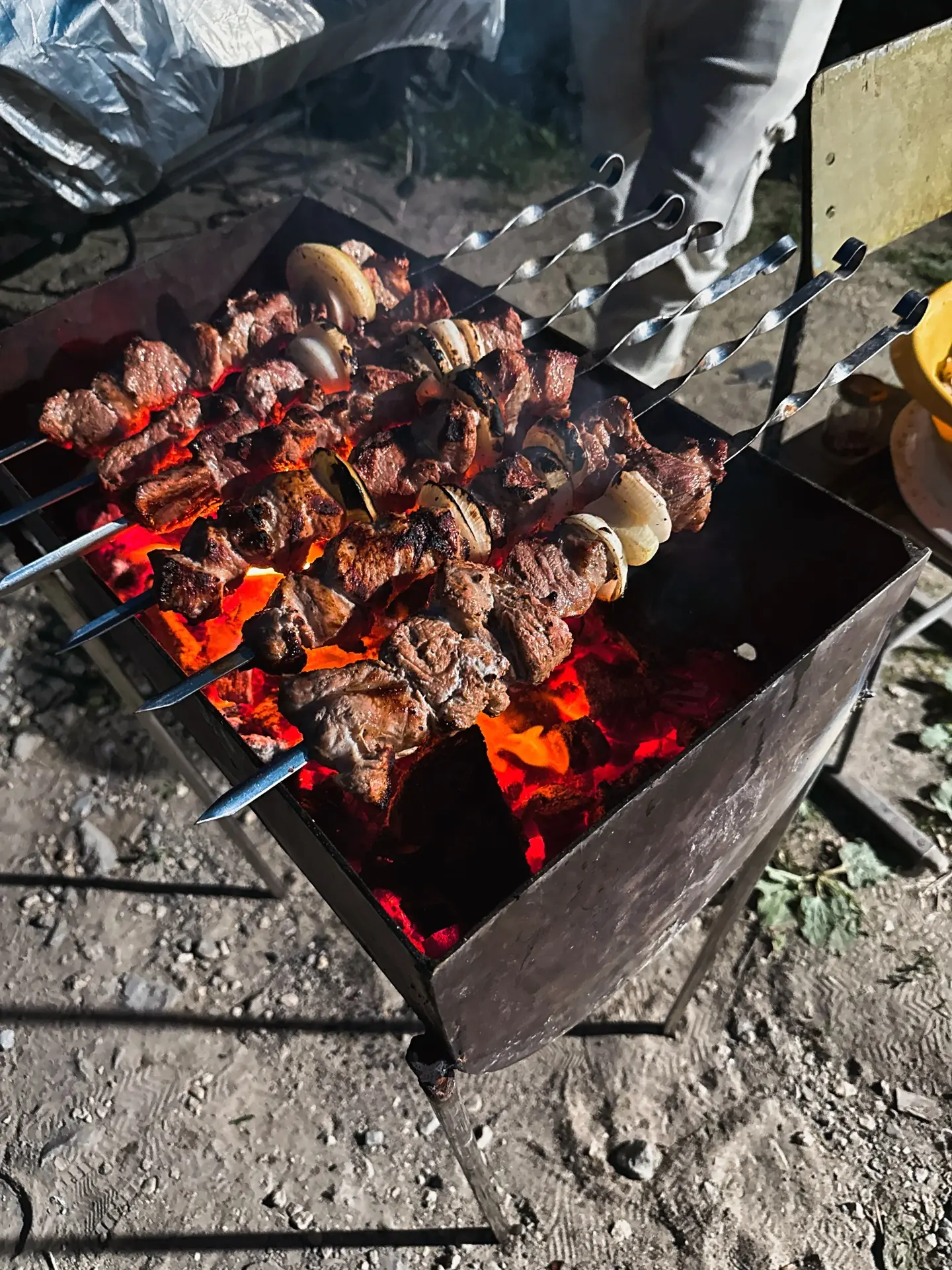 Гаражно-шашлычная атмосфера — это просто разрыв сердечка! 🔥
Сосед приготовил обалденно вкусный шашл