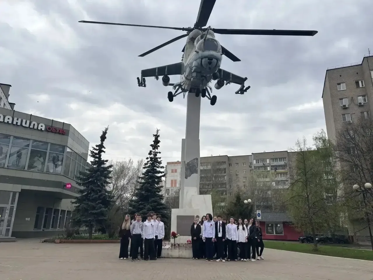 🪖 Сегодня, 4 мая, в нашем лицее №12 прошла торжественная линейка, посвящённая открытию «Вахты Памяти