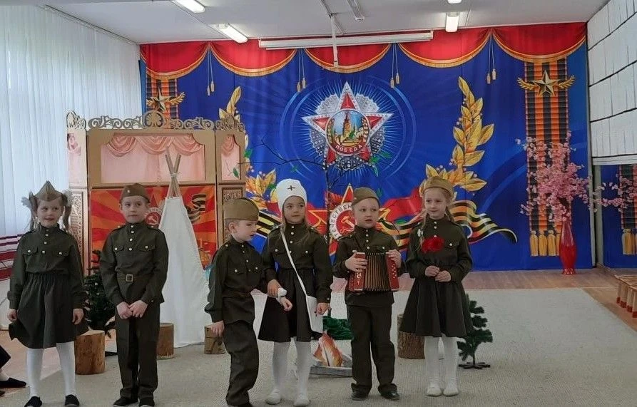 Мир и дружба всем нужны,
Мир важней всего на свете.
На Земле, где нет войны,
Ночью спят спокойно дет