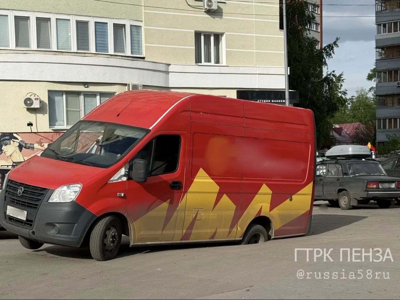 🛞ГАЗель провалилась в асфальт возле дома №159 на улице Суворова  Фото с места прислал наш подписчик.