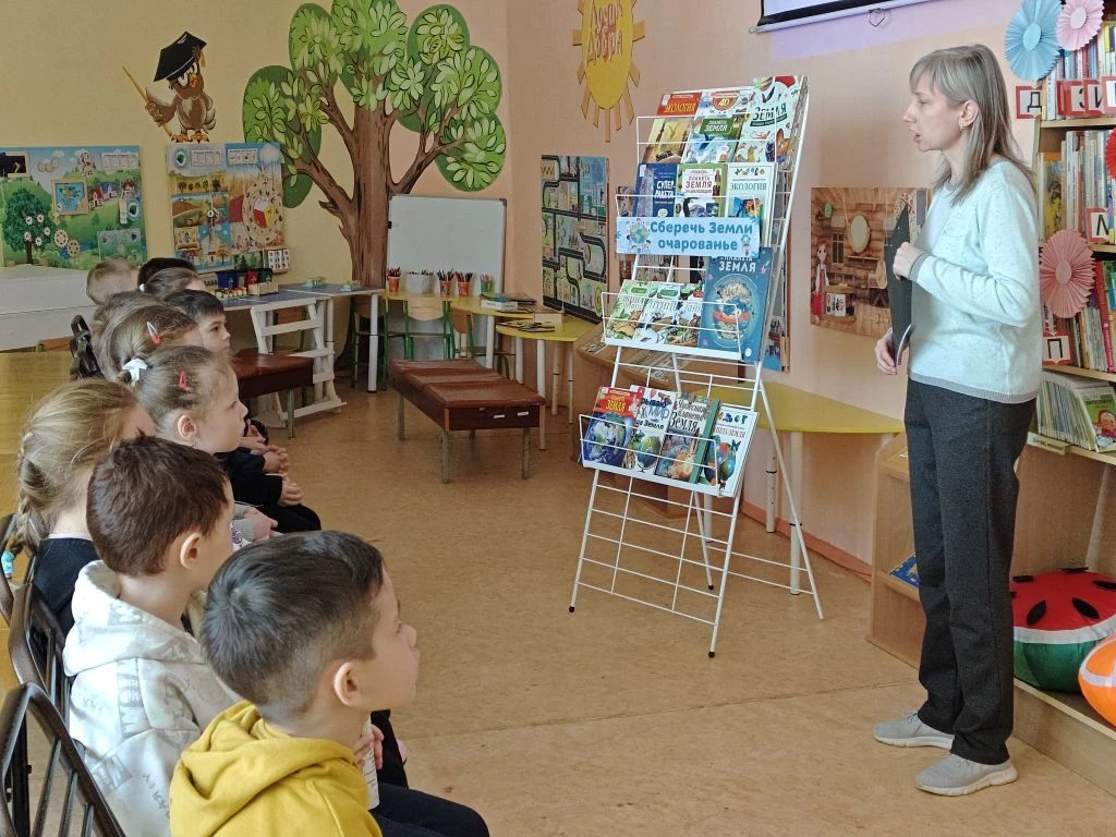 📚✨ В рамках Всероссийской недели детской книги.  💚Ученики 1 «Н» класса вместе с классным руководител
