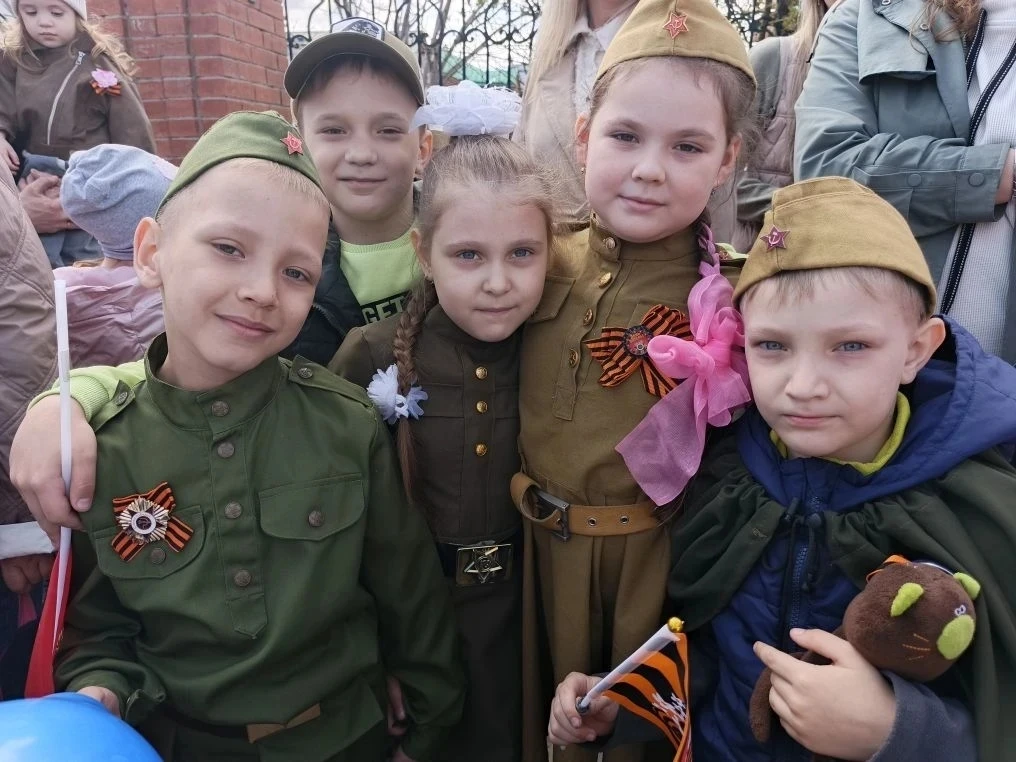 9 мая воспитанники подготовительной группы " Солнышко " вместе со своими родителями - м...
