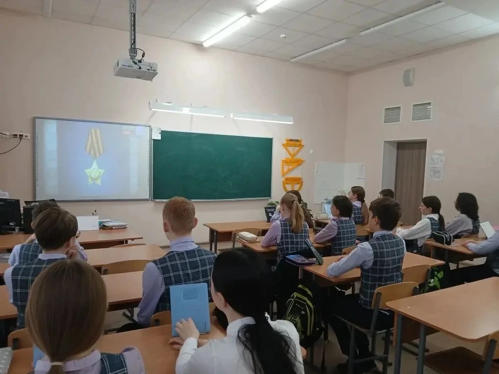 📸 В 6 «Ж» классе прошёл важный классный час, посвящённый символу Победы — Георгиевской ленточке.  Ре