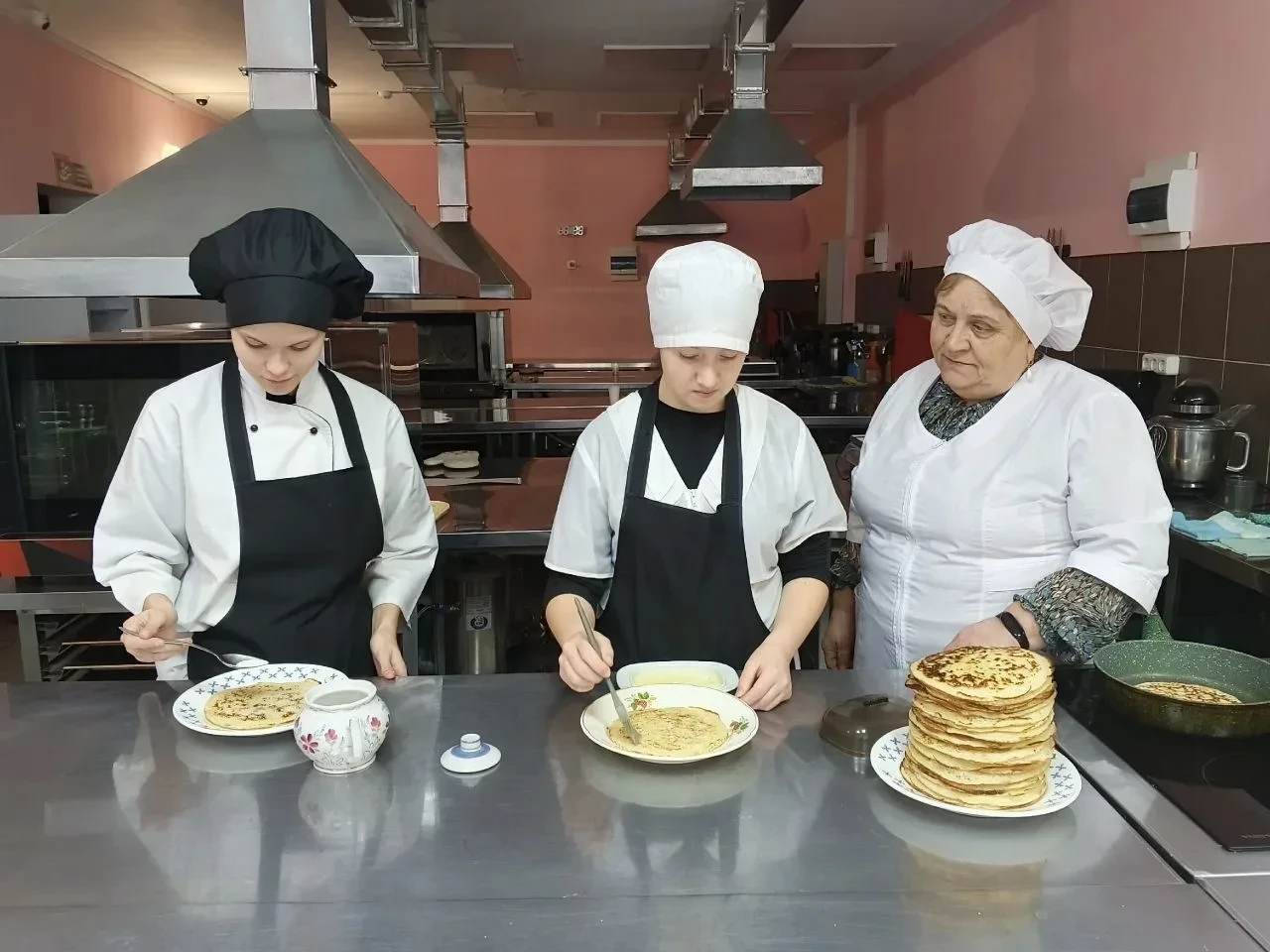 А ЧТО У НАС!  А у нас в рамках УПК «Кондитерский цех «БТПИТ» студенты «Борисоглебского техникума про