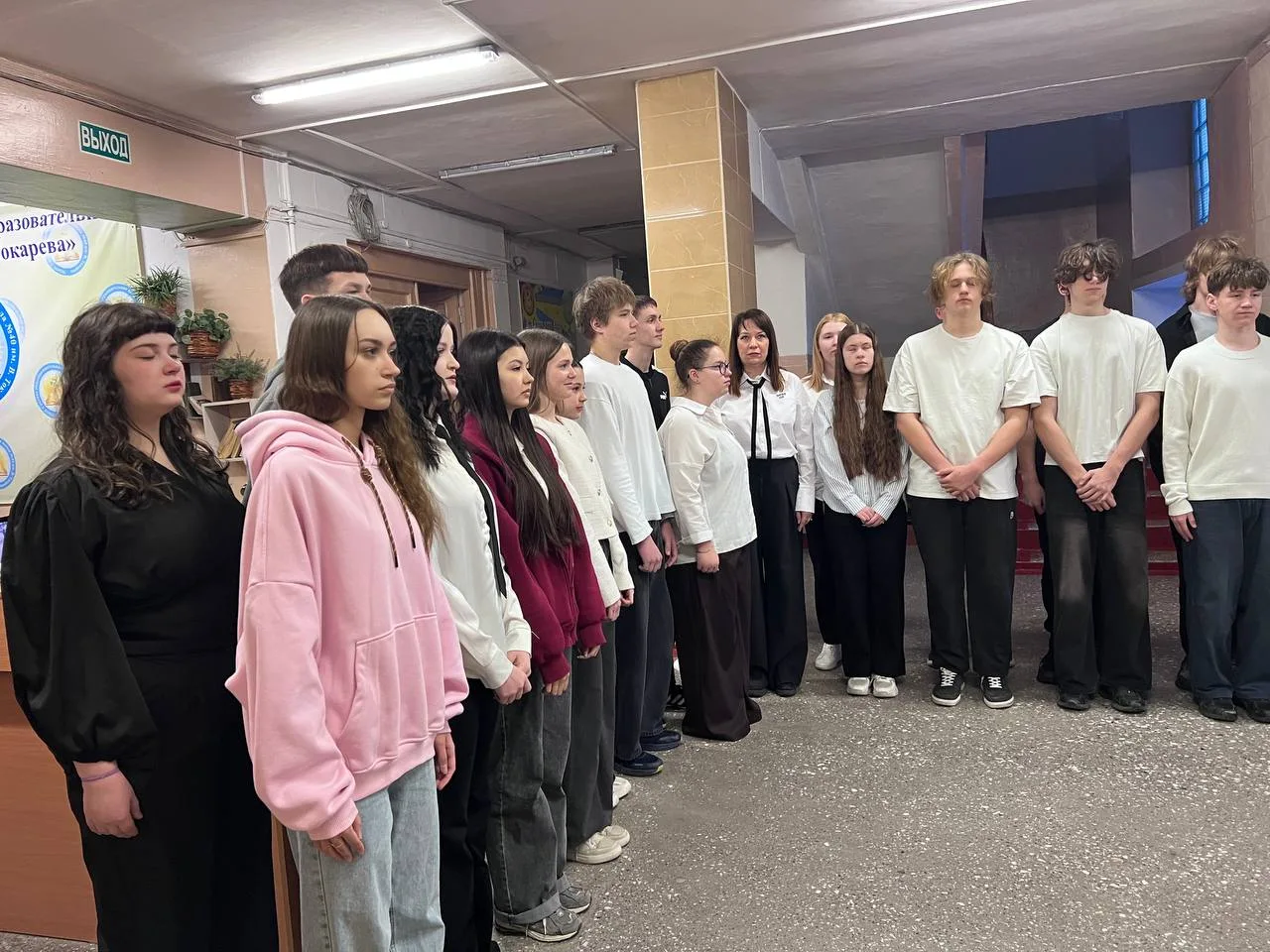 В понедельник в нашей школе состоялась еженедельная торжественная линейка с церемонией выноса Госуда