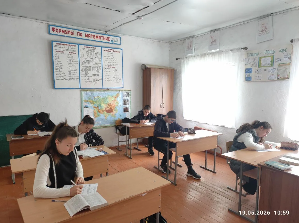 Сегодня девятиклассники нашей школы написали  по русскому языку последнее пробное  ОГЭ.