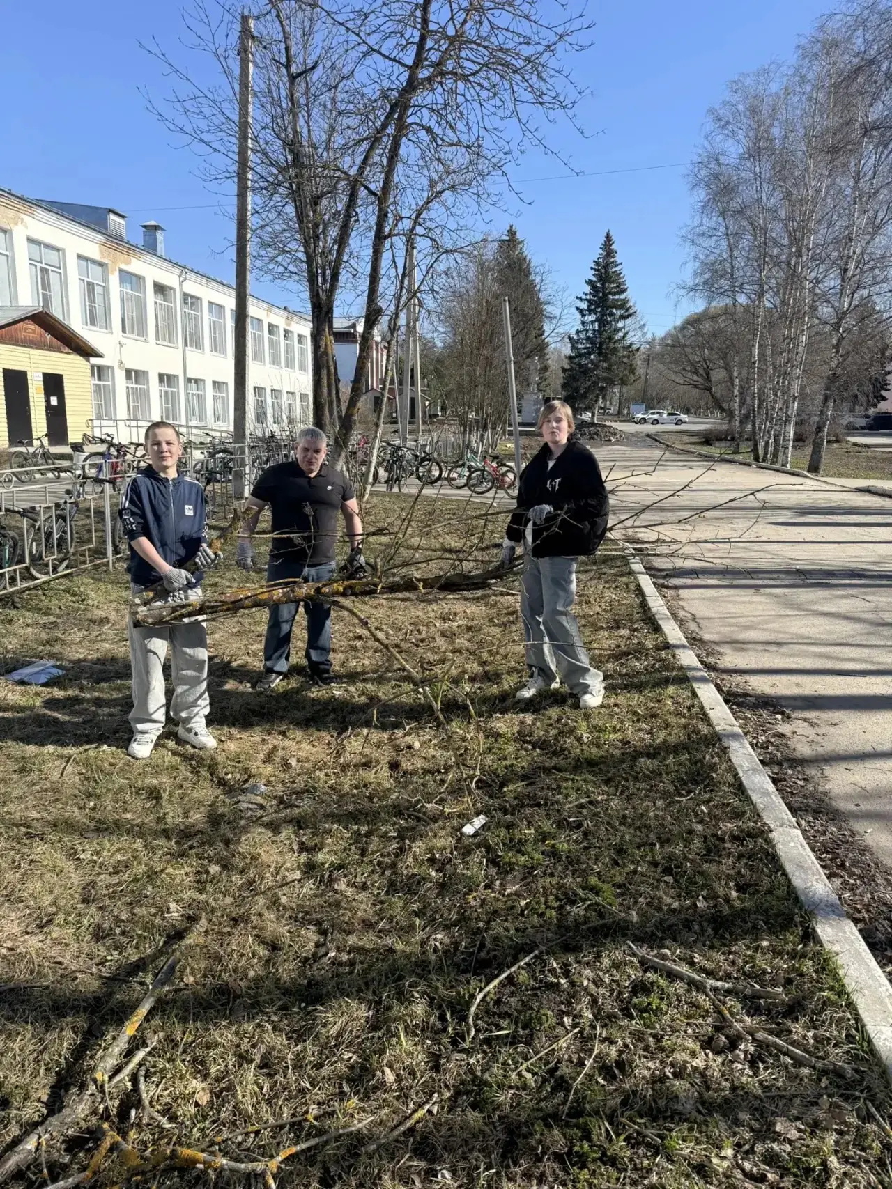 🌿 Майская школа на субботнике!

Мы присоединились к весеннему субботнику. Работы начались ещё вчера