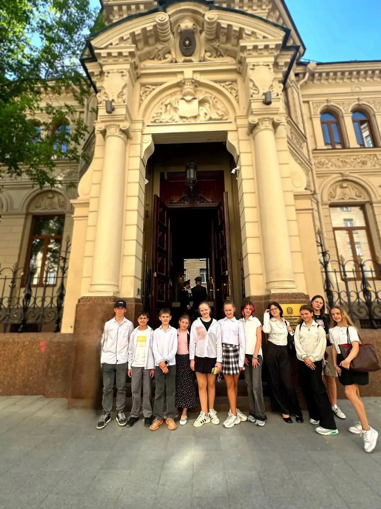 ✨ПОЗНАВАТЕЛЬНАЯ ЭКСКУРСИЯ   🏫Юные итальянисты школы, ученики 6-7-х классов лингвистической вертикали