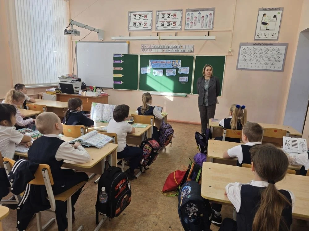 🧑‍🏫Цифровой щит: учим детей безопасности в интернете! 🛡️💻  Сегодня в 1 «В» и 4 «А» классах прошли оч