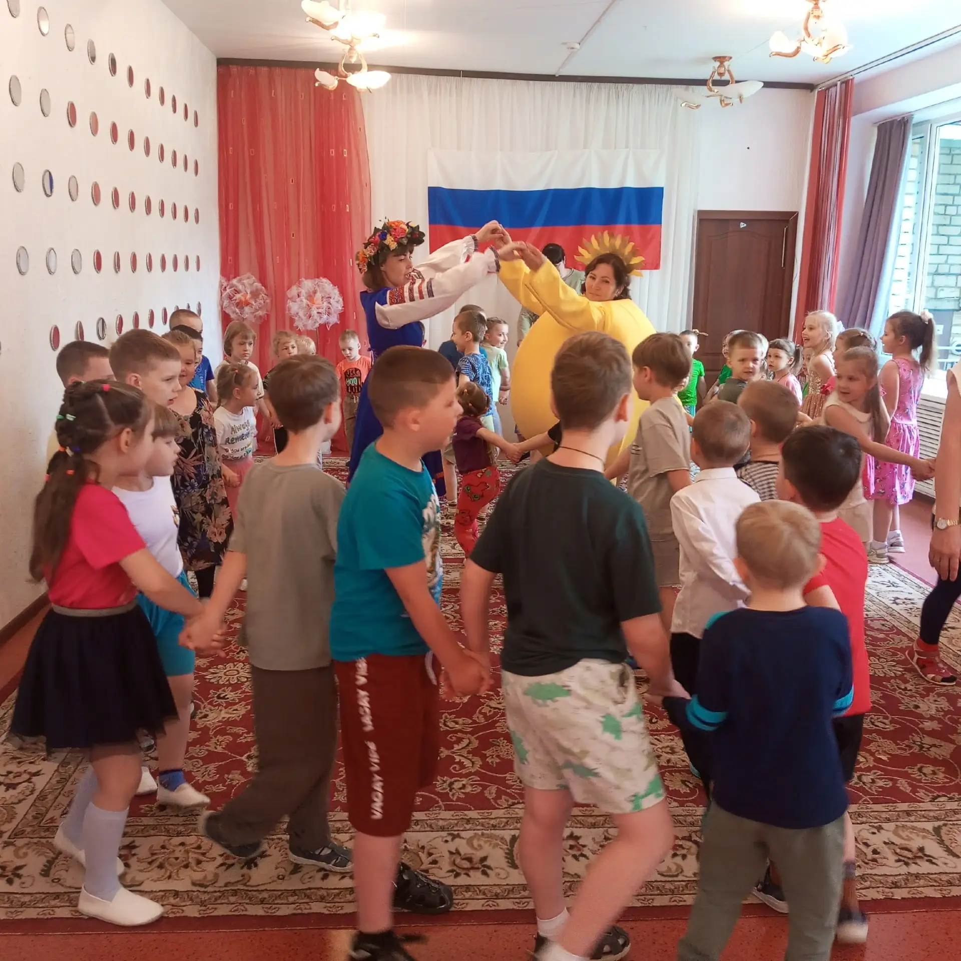День России в детском саду! 
Утро началось с торжественного поднятия флагов. Звезды недели: Капышева