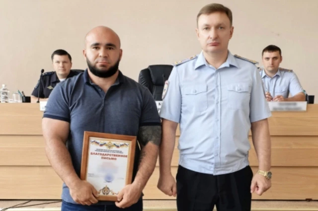 Глеб Канцерев из Хабаровска спас пятимесячного младенца из раскалённой машины куском пр...