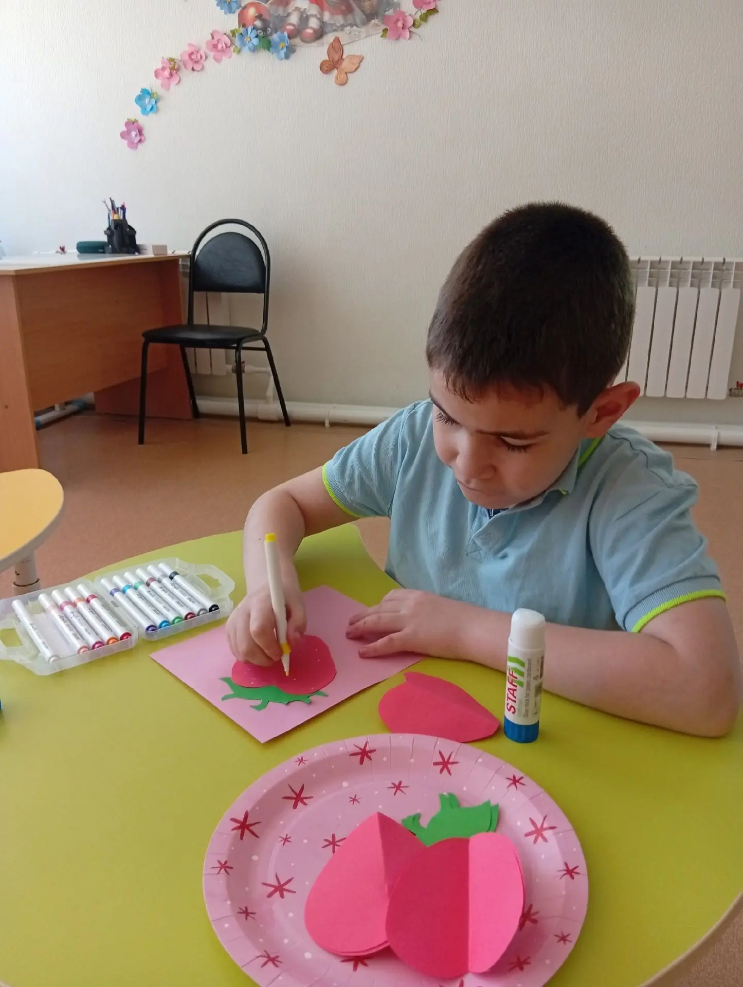 ☝️Аппликация «Клубника»
Летом поспевает много ягод. Клубника- аппетитная, ароматная и полезная ягода