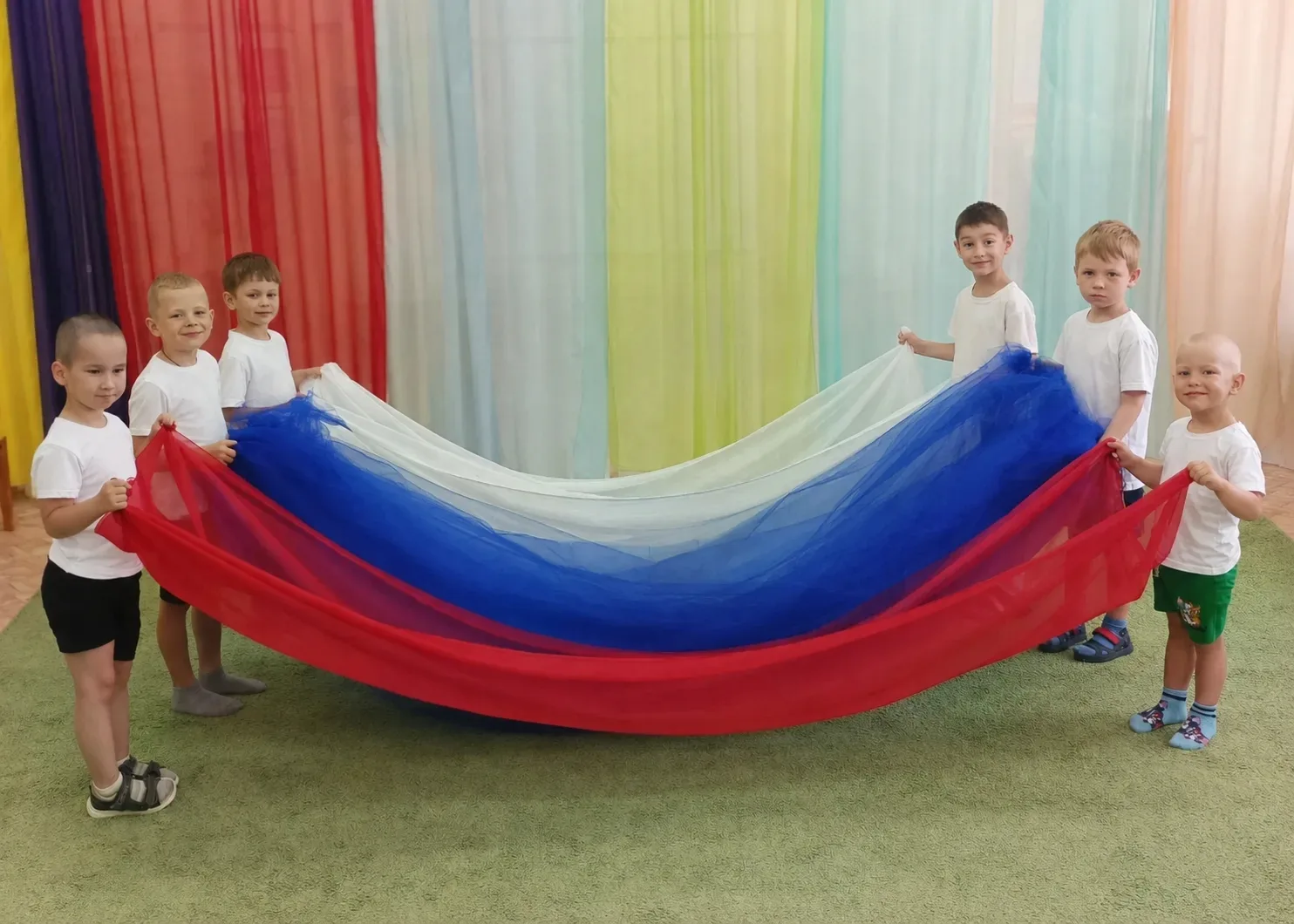 🇷🇺 День России — с улыбкой и флажками! 
🗓Сегодня в нашем детском саду был настоящий праздник — Де