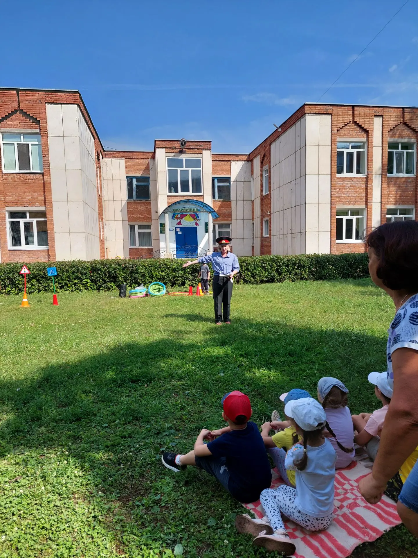 В рамках тематической недели «Азбука безопасности» на тему «Знатоки правил дорожного дв...