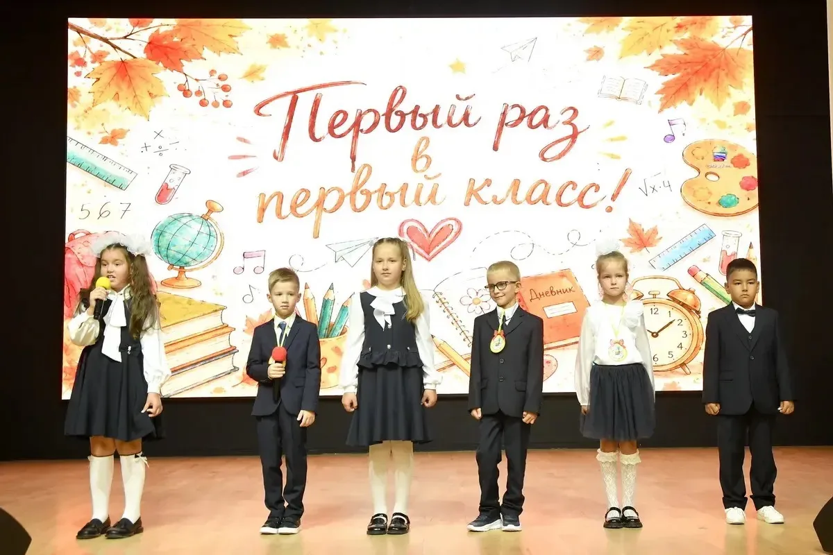 День, пахнущий мелом, букетами и новыми тетрадками. 📚