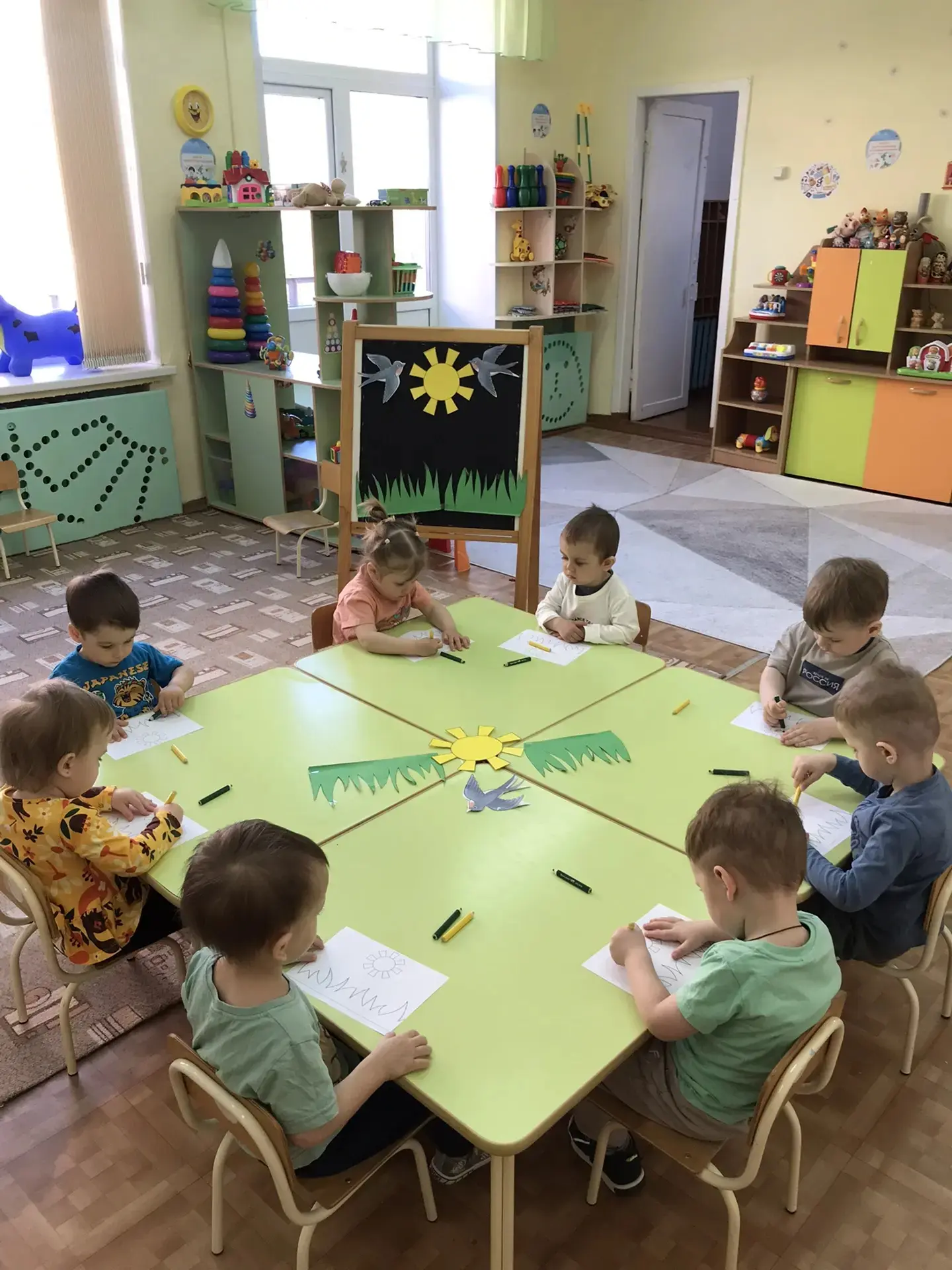 Рисование на тему "Травка зеленеет, солнышко блестит" в группе раннего возраста.