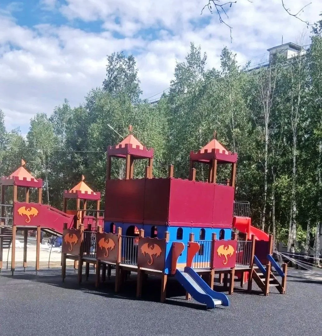 🎉 На городской площади завершается установка детской площадки

На площади 25-летия БАМа благодаря з