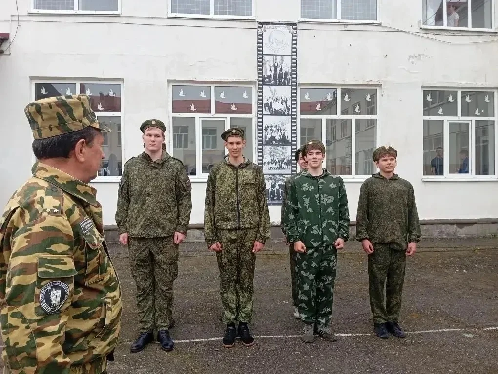 На базах школ района для юношей проходят учебные сборы.  Это практическая часть предмета Основы безо