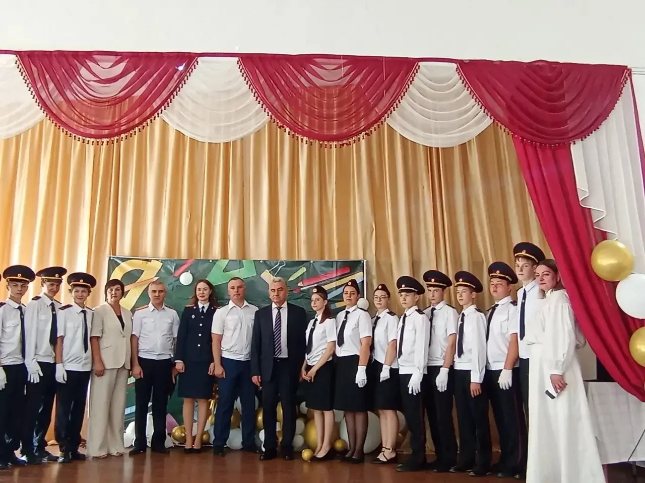 С Днем знаний, дорогие школьники, уважаемые педагоги и родители!
