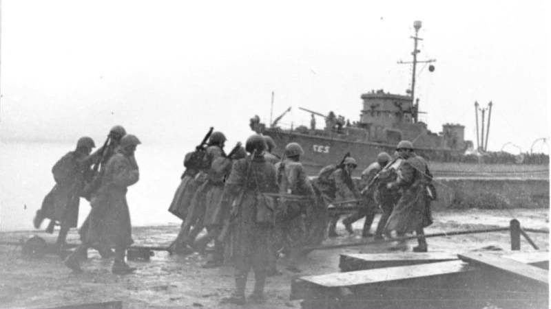 В этот день, 22 августа 1945 г., в Холмском районе советские войска продолжали активное...