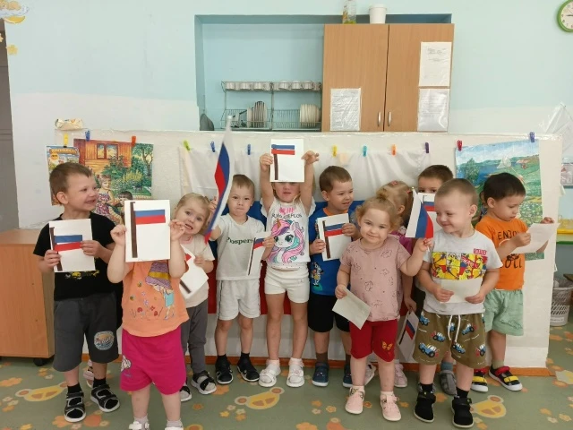 Белый - облако большое,