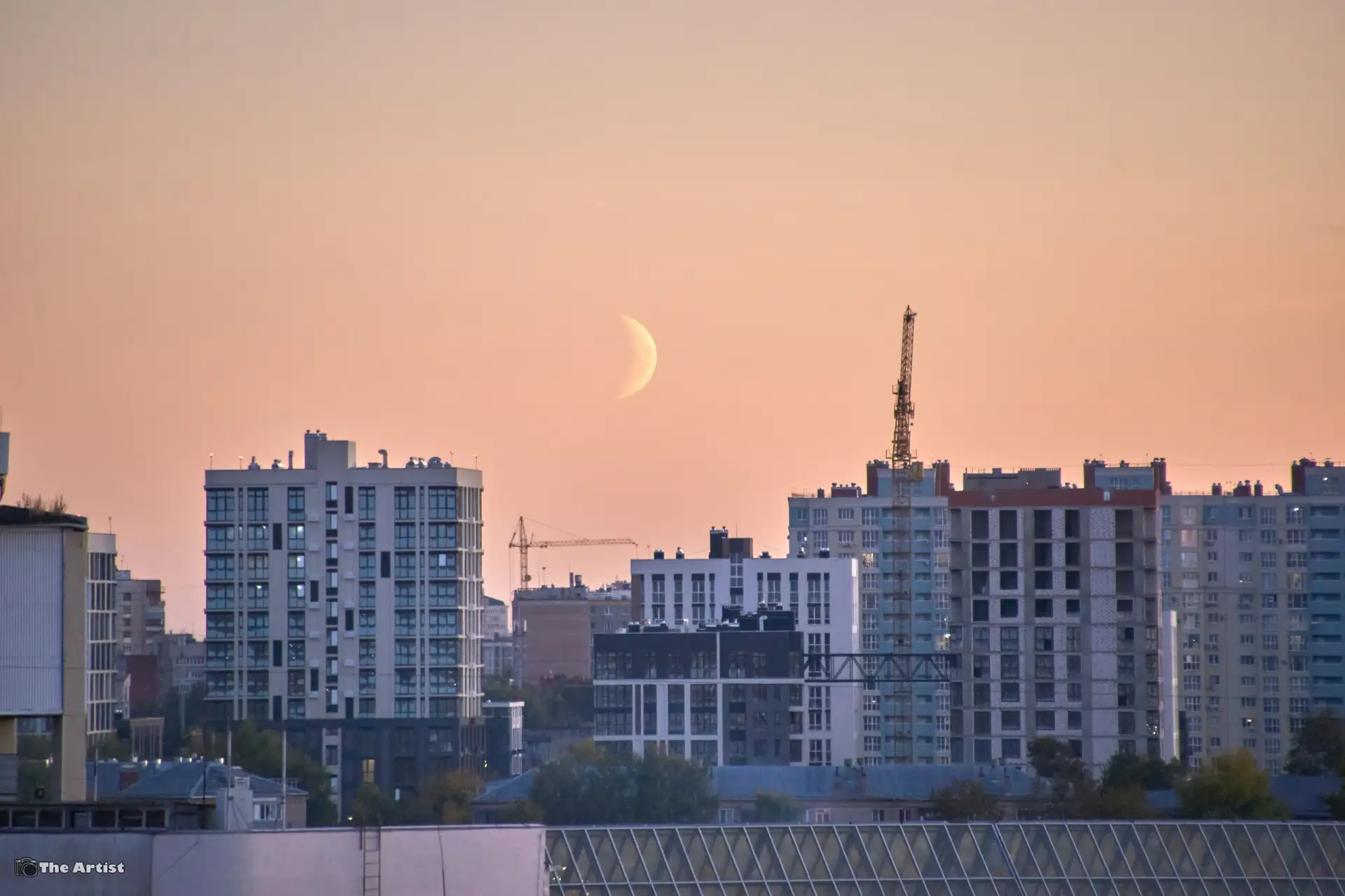 Можно поймать в кадр всё что угодно, но центром всегда останется она — 🌙 Луна.