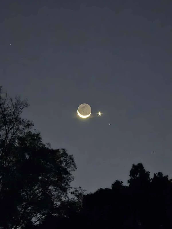 🌙 Ночью 8 июля казанцы смогут наблюдать, как рядом с Луной окажется Сатурн.