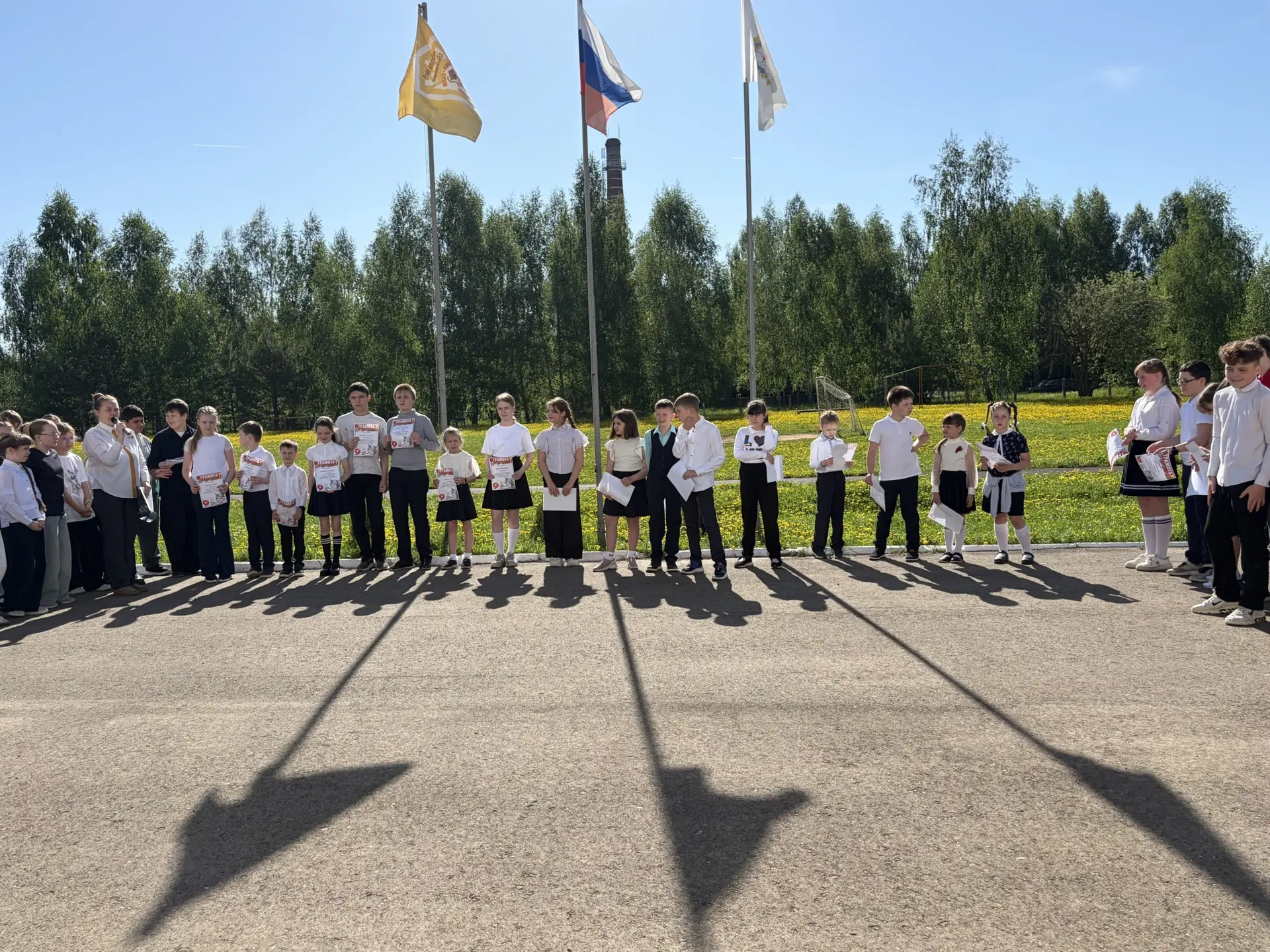🇷🇺Сегодняшний учебный день в нашей школе начался с торжественной церемонии поднятия Государственно