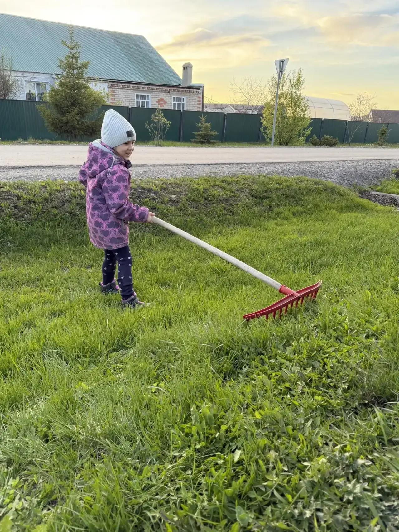 Юные защитники природы Ерофеева Кира , Зайнуллина Ясмина , Ведихов Максим на равне со в...