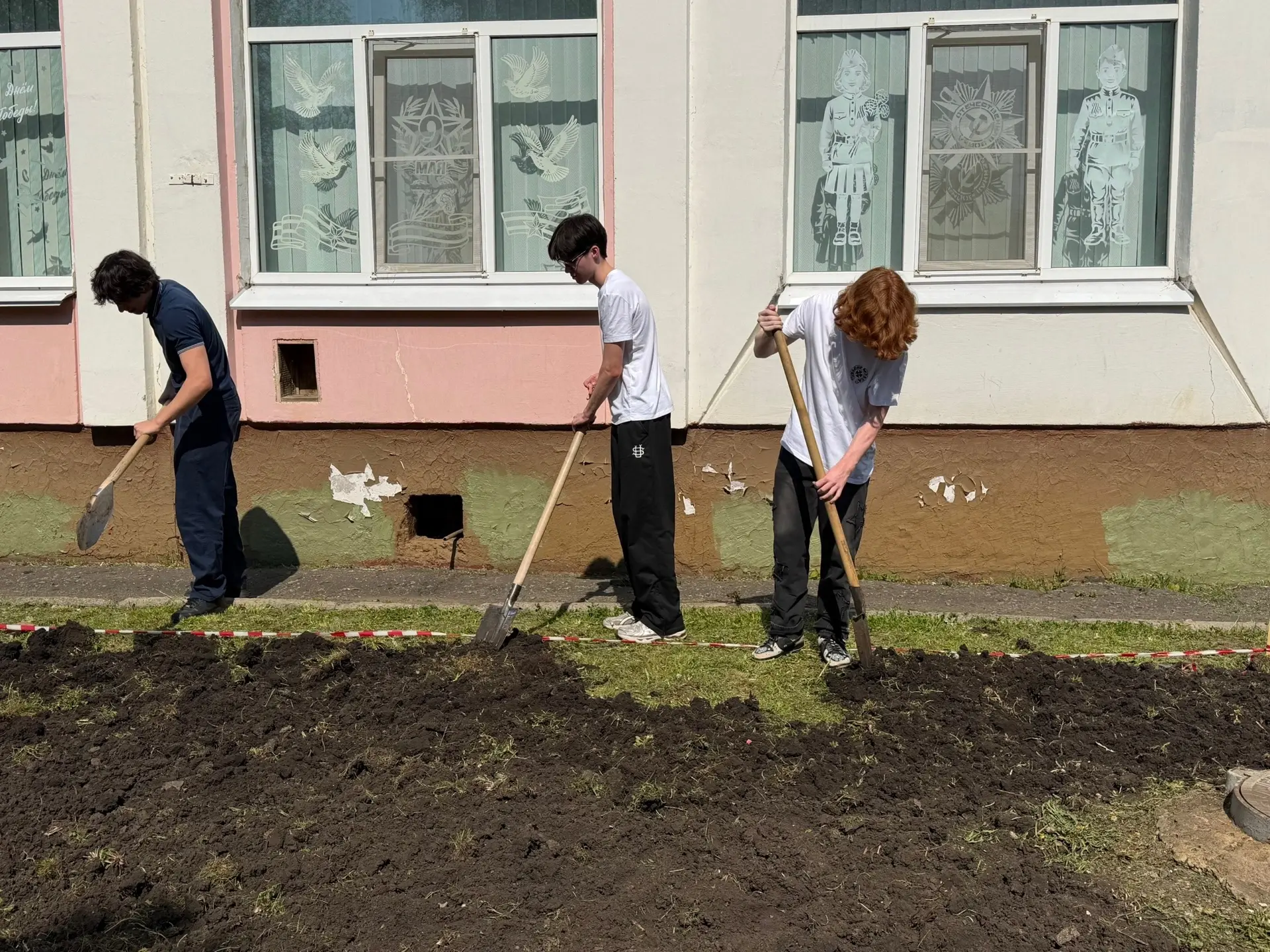 🌹🏫 Сегодня на территории школы наши учащиеся активно трудились над благоустройством участка для буду