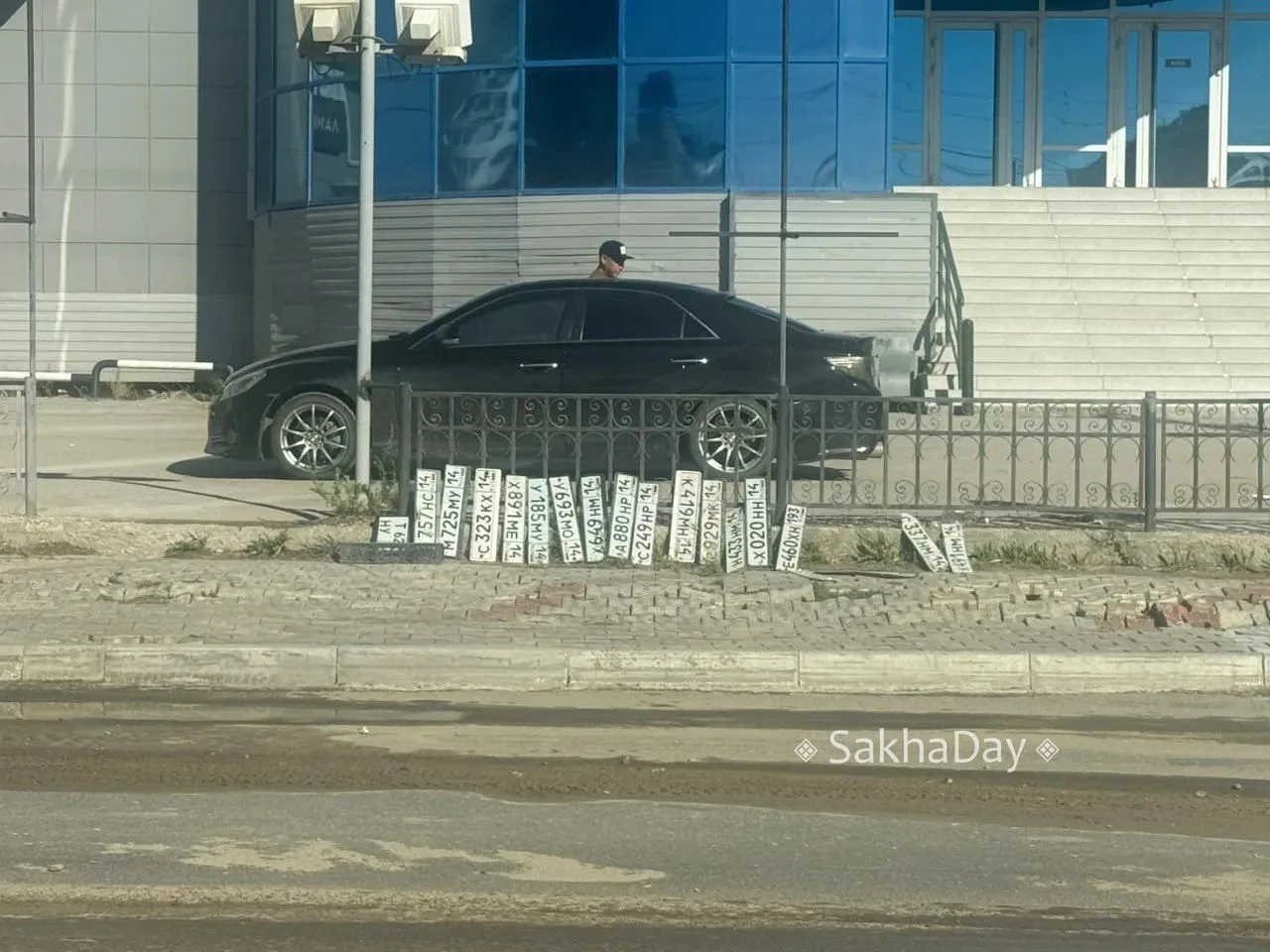 Кто еще потерял номера авто? Стоят возле "Палладиума".

Подписывайтесь на канал MAX.ru/SakhaDay!