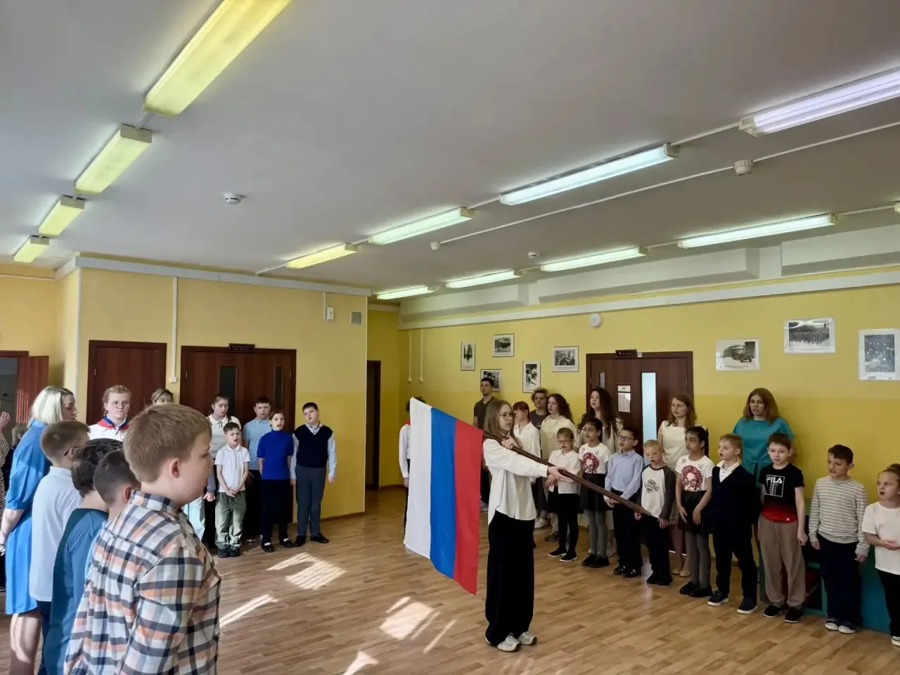 🇷🇺Понедельник в школе традиционно начался с церемонии поднятия Государственного флага и исполнения г