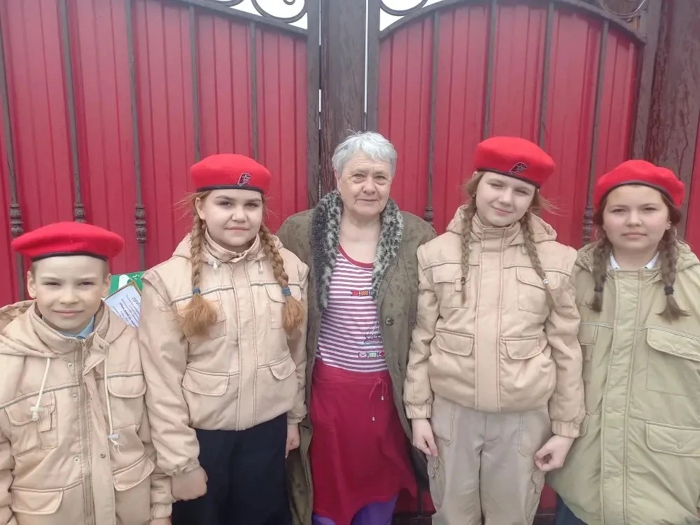 🌷❤️  Накануне Дня Победы волонтёрский отряд "#PROдобро" и учащиеся психолого-педагогического класса,