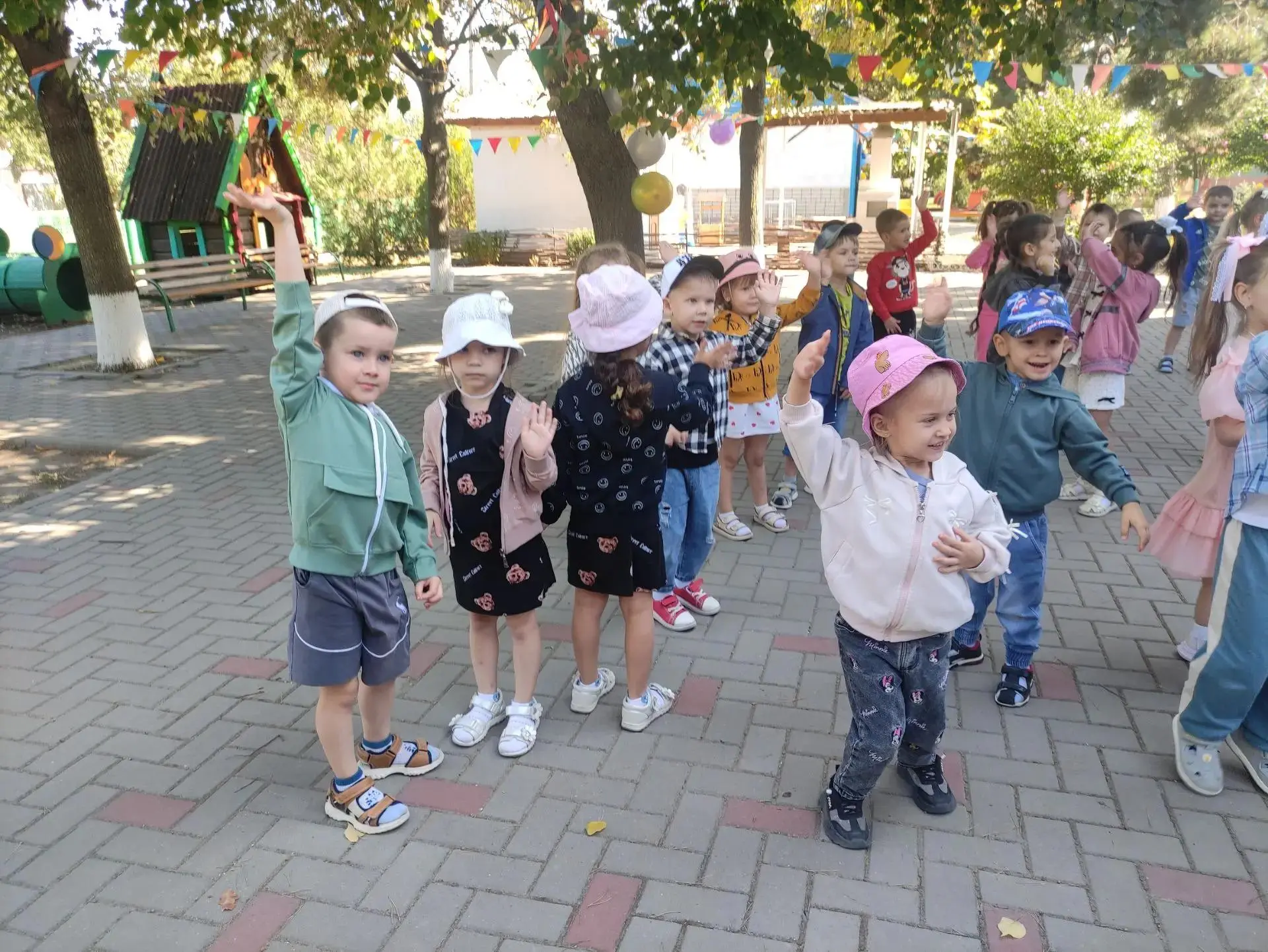 Ко дню знаний в группе "Карапузики" было организовано совместное творческое мероприятие...
